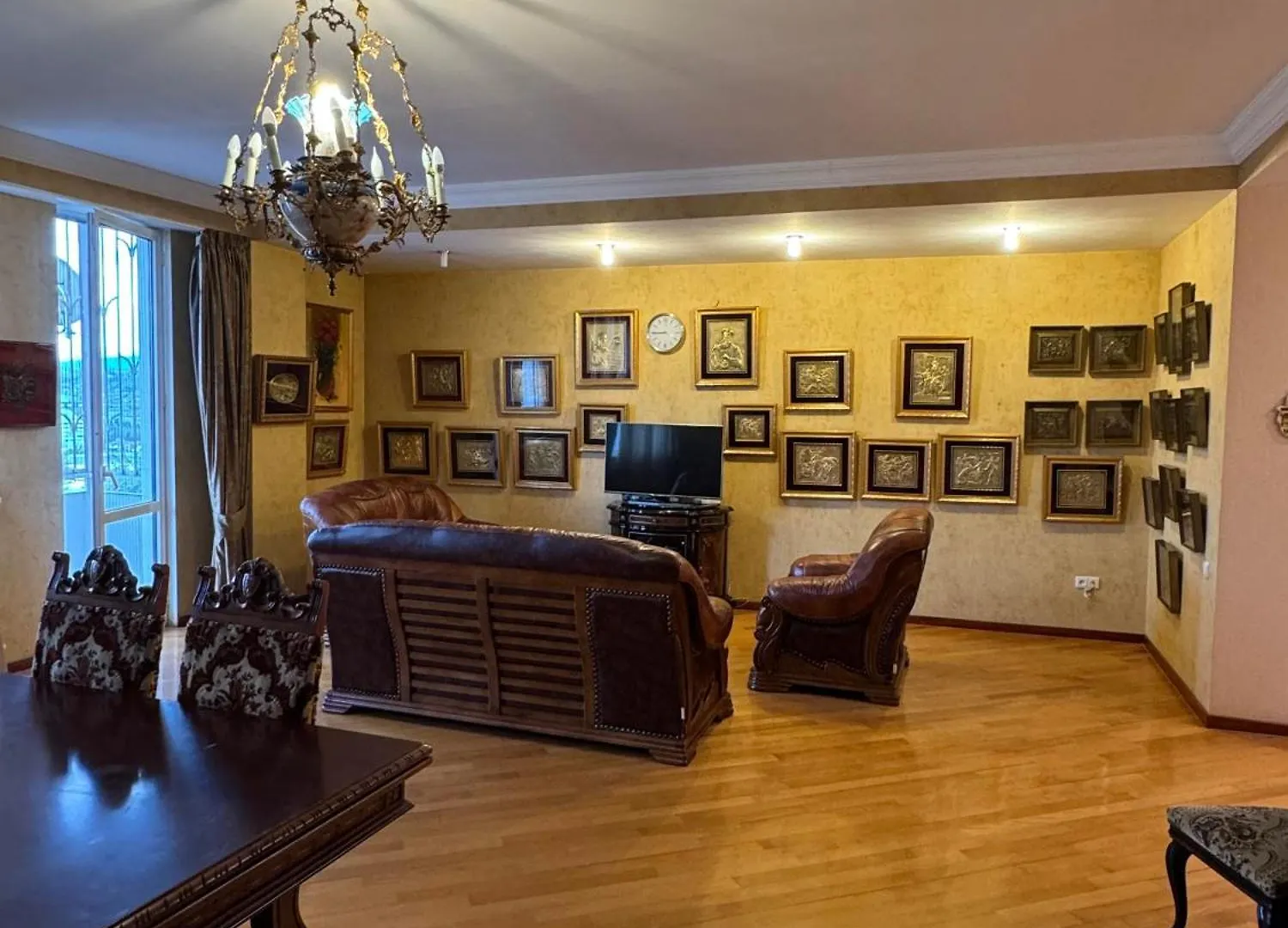 הקונטקטים של Vake Apartment